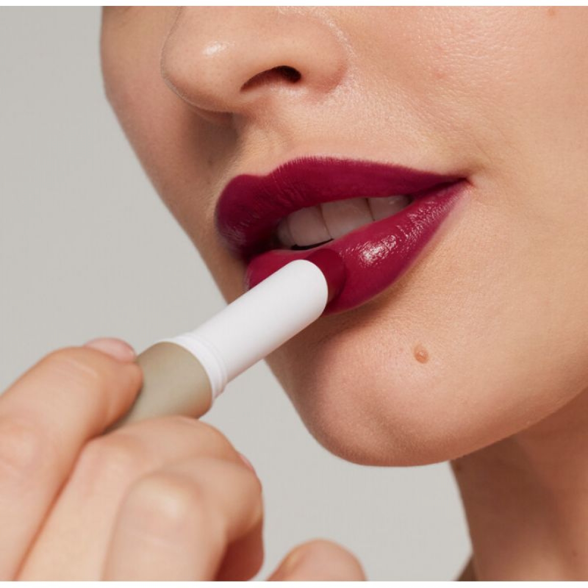 Увлажняющая губная помада ColorLuxe Hydrating Cream Lipstick - Bordeaux 2
